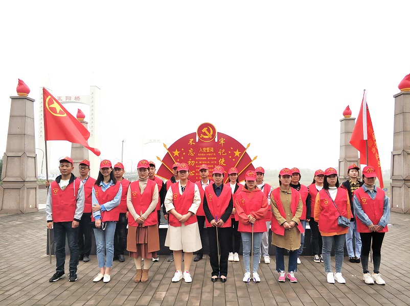 正阳尊龙凯时花生集团组织青年志愿者开展清水湾公环境治理