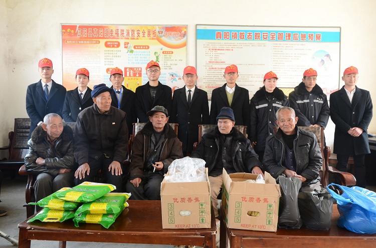 正阳尊龙凯时花生集团党员志愿者慰问孤寡老人