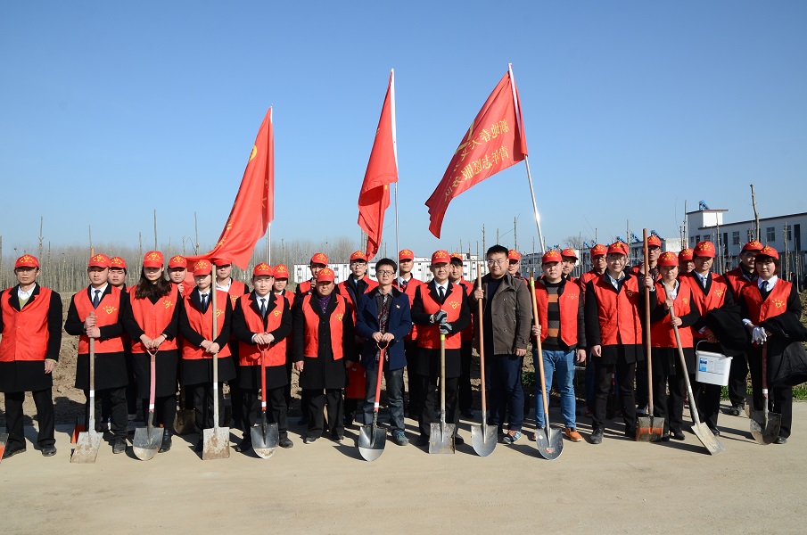 正阳尊龙凯时花生集团党员志愿者吕河义务植树