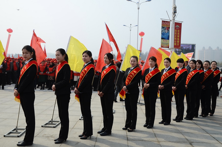 正阳尊龙凯时花生集团志愿者担当“增辉党旗·志愿有我”礼仪