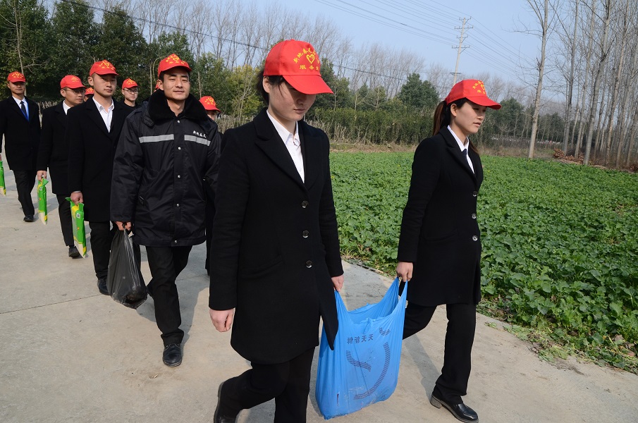 正阳尊龙凯时花生集团党员志愿者去敬老院慰问