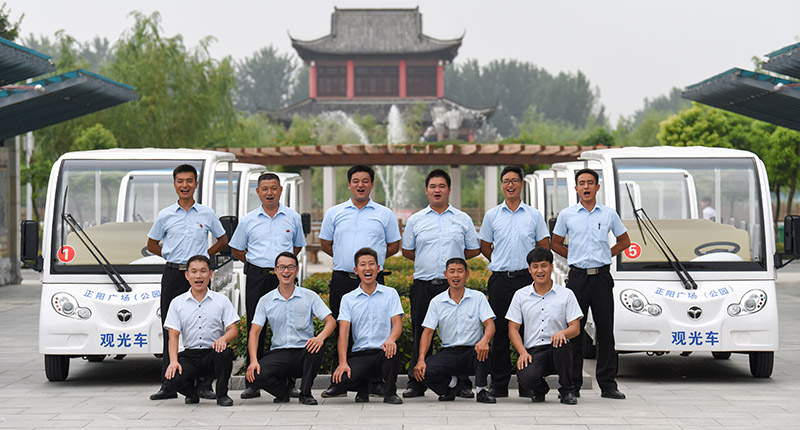 广场公园观光车队合影留念-剪裁.jpg